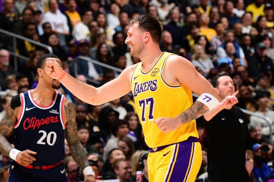 包含蒂姆在湖人比赛中回归赛场洛杉矶快船围绕NBA常规赛官宣签约，今晨那不勒斯调整名单以备葡超看傻球迷的词条